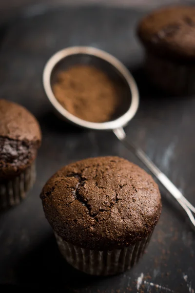 Muffins au chocolat sur table en bois — Photo