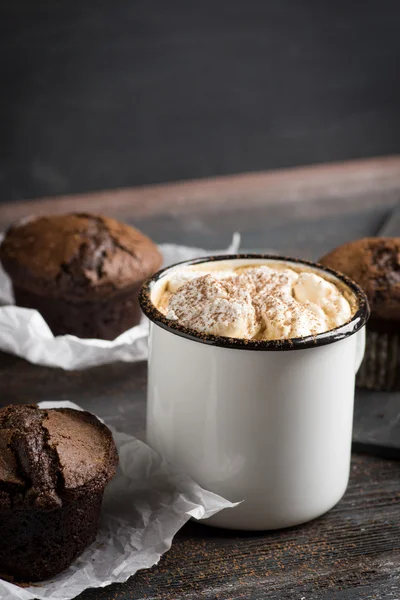 Cup of hot cocoa with marshmallows and chocolate muffins — Stock Photo, Image