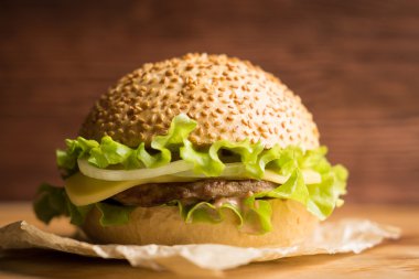 Ahşap masa Burger
