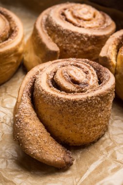 Ahşap masa üzerinde rulo tarçın