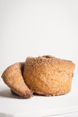 Ahşap masa üzerinde rulo tarçın