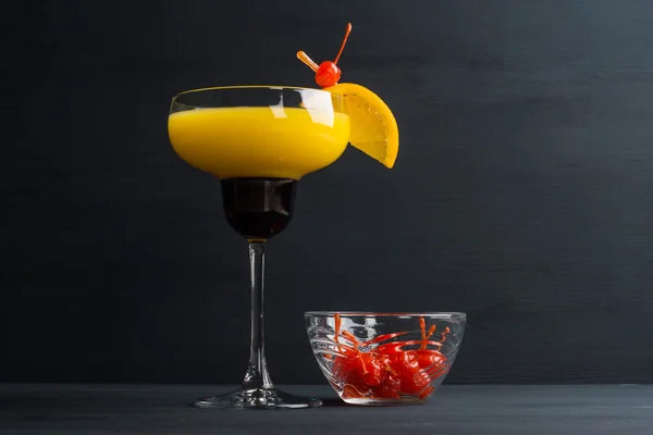 Оранжевый коктейль с фруктами — стоковое фото