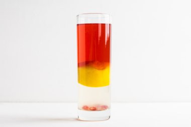 Layred limon ve nar ile kokteyl