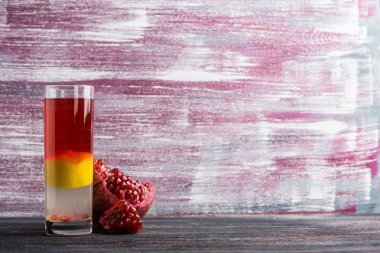 Layred limon ve nar ile kokteyl