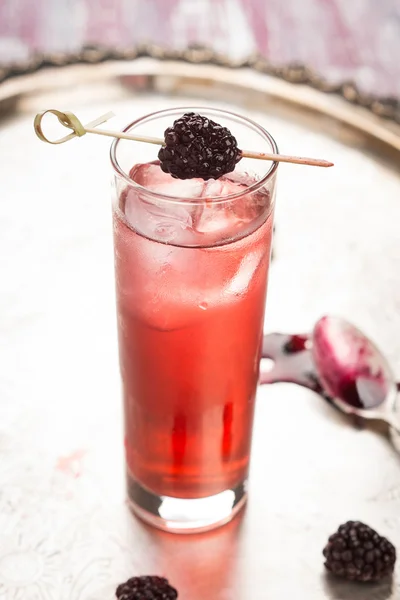 Cocktail com berry BlackBerry — Fotografia de Stock