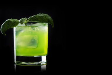 Yaz fesleğen yaprağı ile kokteyl