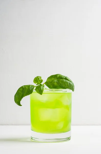 Summer cocktail avec feuille de basilic — Photo
