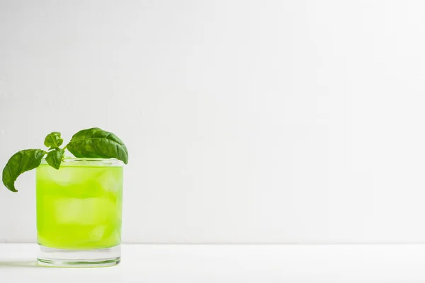 Летний коктейль с листьев базилика — стоковое фото