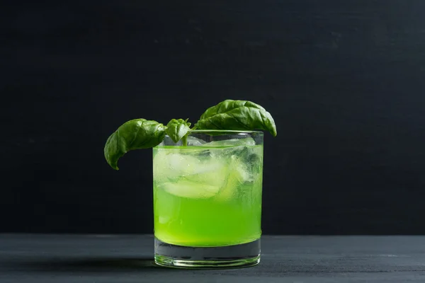 Summer cocktail avec feuille de basilic — Photo