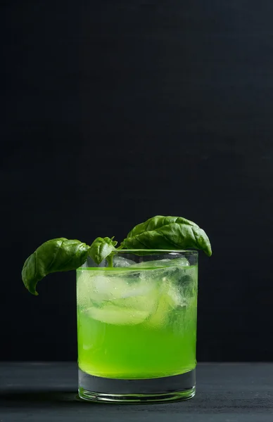 Летний коктейль с листьев базилика — стоковое фото