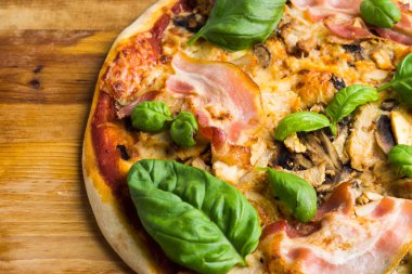 Et ve fesleğen taze pizza