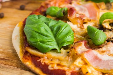 Et ve fesleğen taze pizza