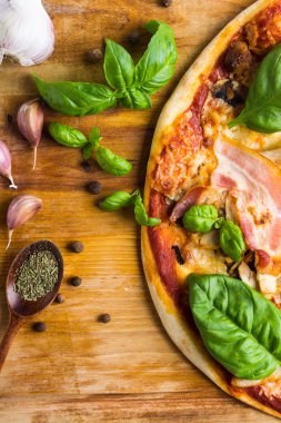 Et ve fesleğen taze pizza