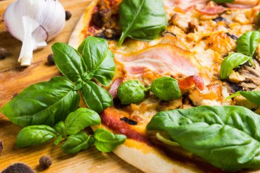 Et ve fesleğen taze pizza