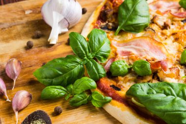 Et ve fesleğen taze pizza