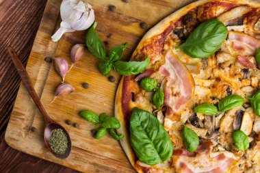 Et ve fesleğen taze pizza