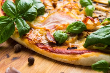 Et ve fesleğen taze pizza