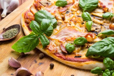 Et ve fesleğen taze pizza