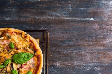 Et ve fesleğen taze pizza