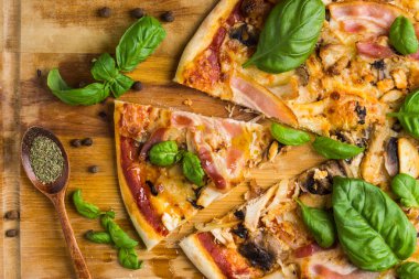 Et ve fesleğen taze pizza