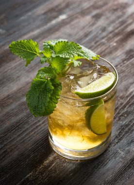 Eski kokteyl limon ve nane ile moda