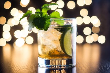 Eski kokteyl limon ve nane ile moda