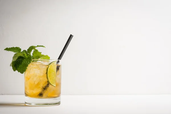 Cocktail au citron vert et menthe à l'ancienne — Photo