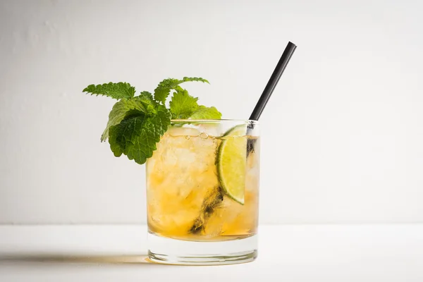 Cocktail au citron vert et menthe à l'ancienne — Photo