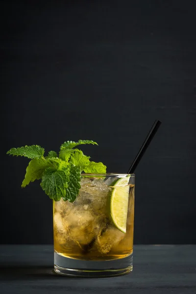 Old fashioned cocktail with lime and mint — Stock Photo, Image