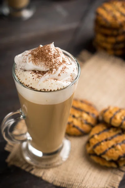 Copo de café com biscoitos — Fotografia de Stock