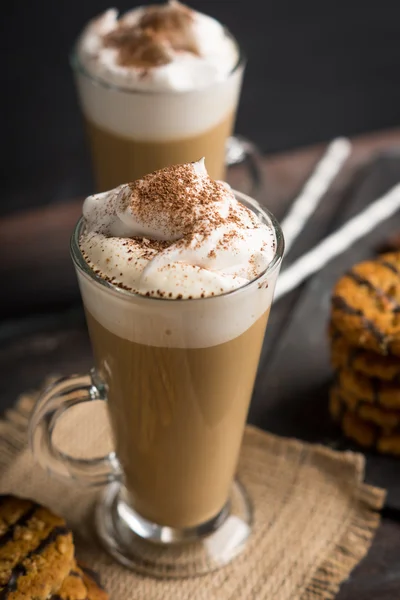 Glas koffie met koekjes — Stockfoto