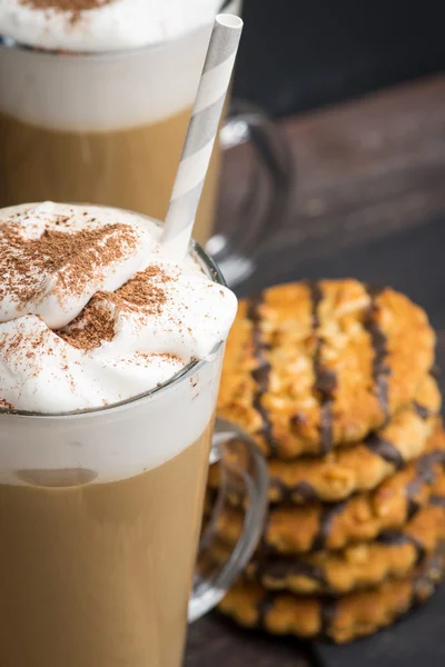 クッキーとコーヒーのガラス — ストック写真