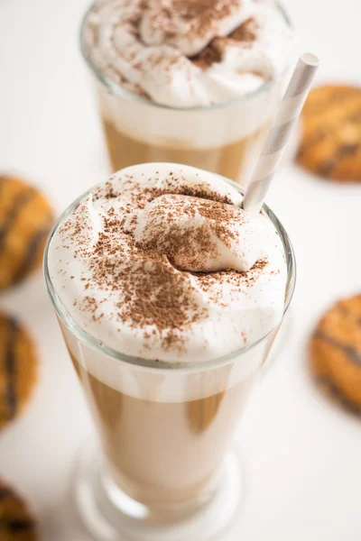 Glas koffie met koekjes — Stockfoto