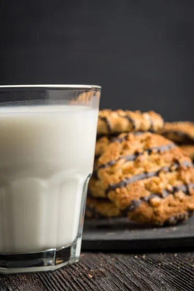 Glas melk en koekjes — Stockfoto