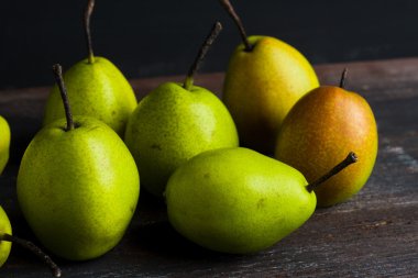 Tahta masada taze armutlar.