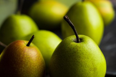 Tahta masada taze armutlar.