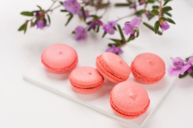 Ahşap arka plan üzerinde parlak macaroons