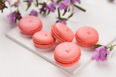 Ahşap arka plan üzerinde parlak macaroons