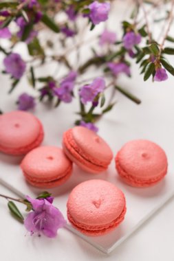 Ahşap arka plan üzerinde parlak macaroons