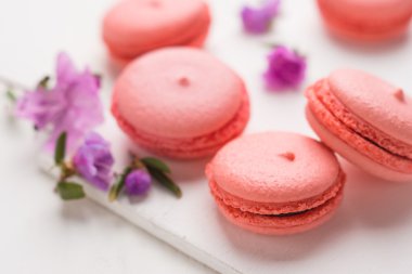 Ahşap arka plan üzerinde parlak macaroons