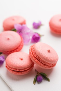 Ahşap arka plan üzerinde parlak macaroons
