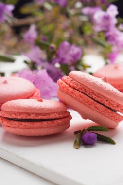 Ahşap arka plan üzerinde parlak macaroons