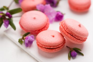 Ahşap arka plan üzerinde parlak macaroons