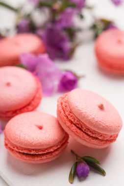 Ahşap arka plan üzerinde parlak macaroons