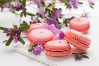 Ahşap arka plan üzerinde parlak macaroons