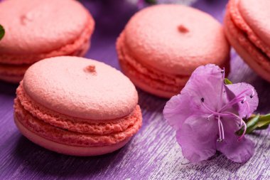 Ahşap arka plan üzerinde parlak macaroons