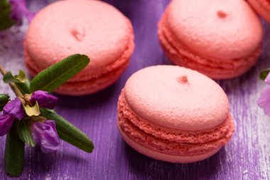 Ahşap arka plan üzerinde parlak macaroons