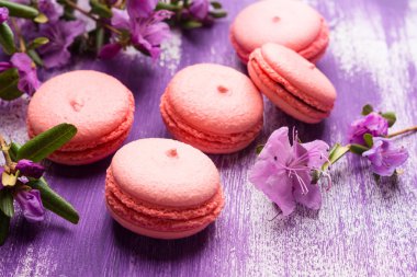 Ahşap arka plan üzerinde parlak macaroons