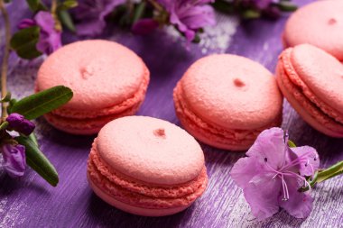 Ahşap arka plan üzerinde parlak macaroons