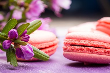 Ahşap arka plan üzerinde parlak macaroons
